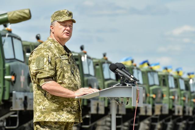 Порошенко пригрозил Москве молниеносно вернуть вооружение в Донбасс