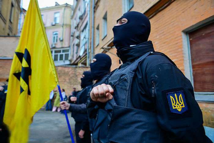 Работника "Газпрома" уволили за наклейку батальона "Азов"