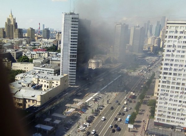 В центре Москвы на Арбате пылает одно из самых известных зданий российской столицы - кадры