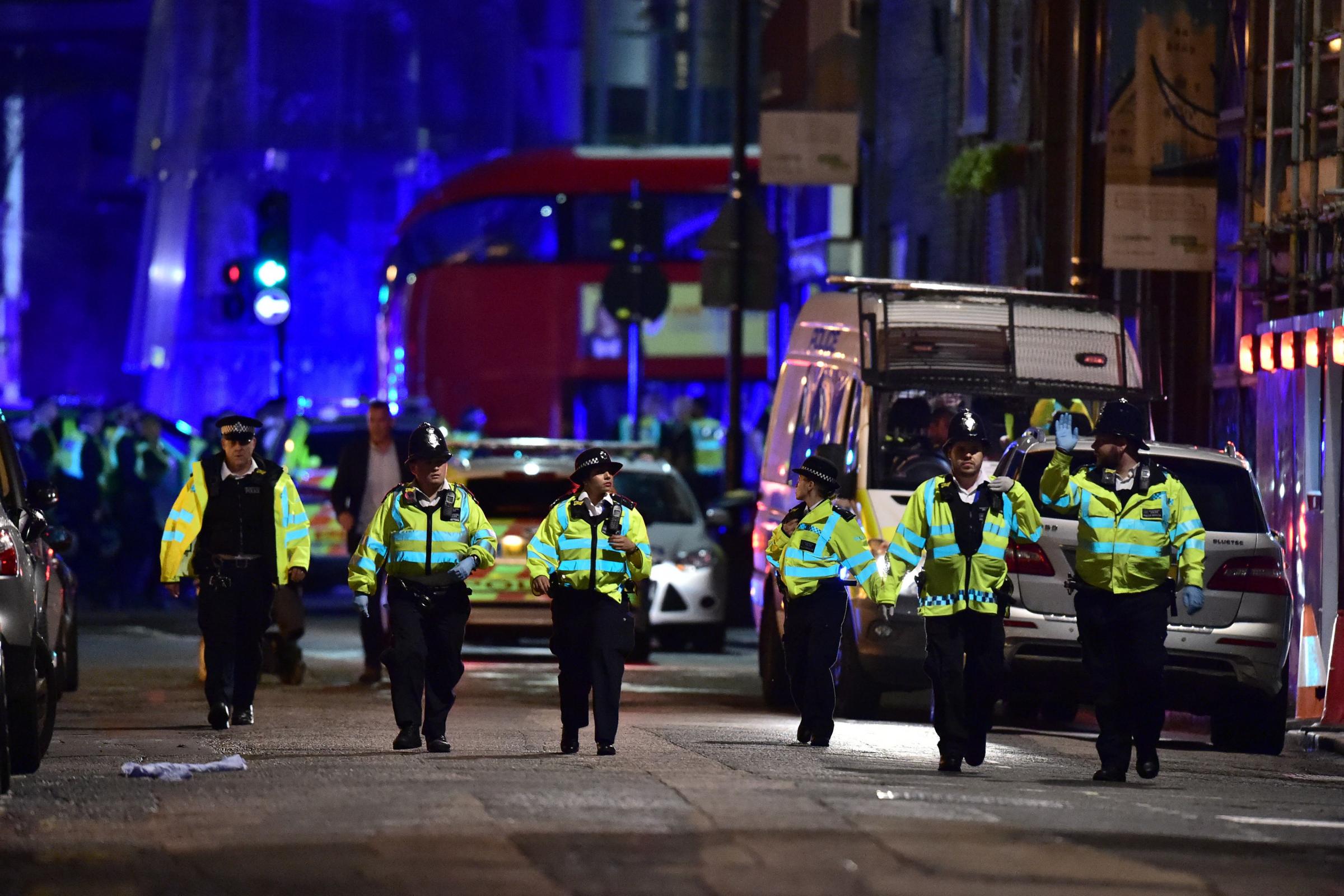 Лондон шокирован и напуган: после нападения террориста на ресторан, на Лондонском мосту фургон наехал на толпу, тяжело ранено  4 человека