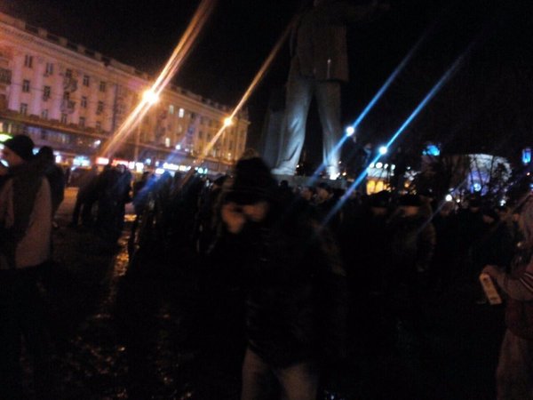 В Днепропетровске сносят памятник Петровскому. Прямая видео-трансляция