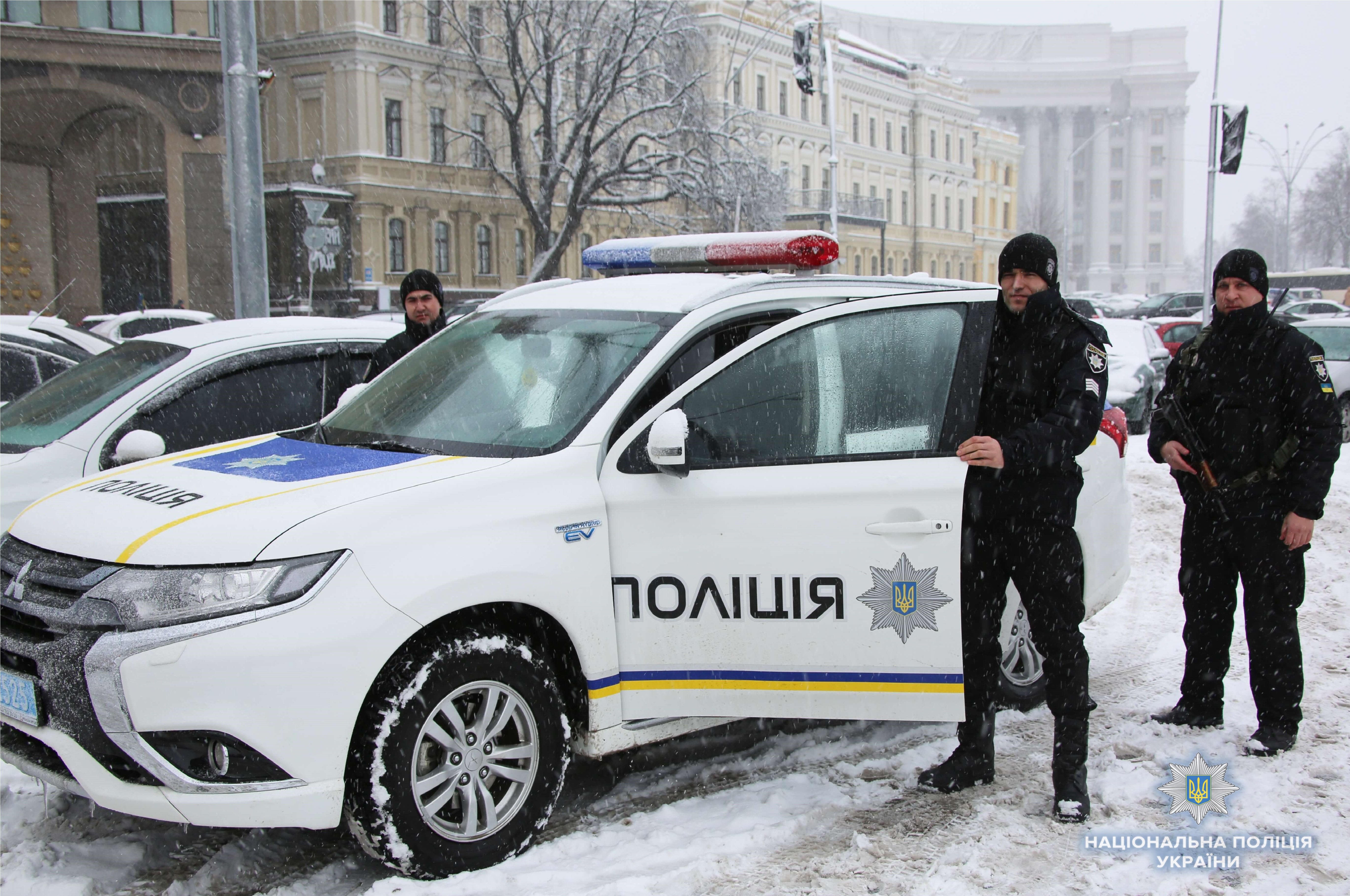 На улицу в Киеве выйдут три тысячи стражей порядка. Силовики просят украинцев "отнестись с пониманием" к новым мерам безопасности - кадры