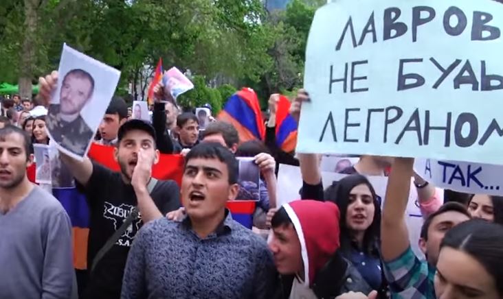 Ереван выступил против Кремля: приезд Лаврова в Армению привел к массовым протестам и дракам с полицией