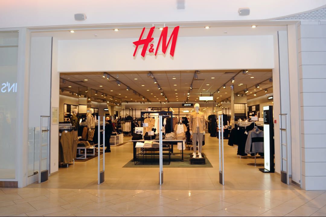 ​H&M возвращается в Украину: в МИД сказали, когда магазины снова заработают