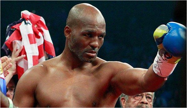Американский боксер сразится с российским противником в перчатках цвета украинского флага