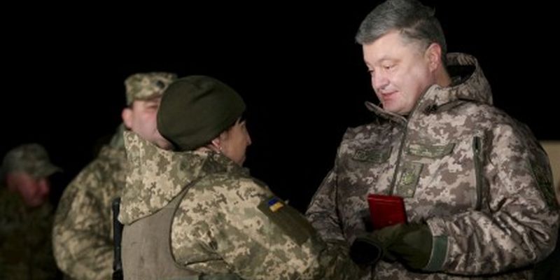 Итоги: за год Порошенко раздал почти шести тысячам украинцев государственные награды