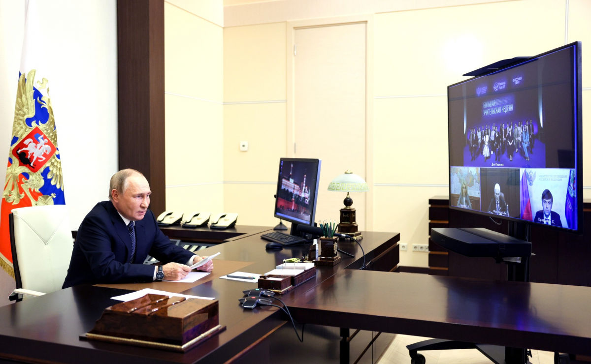 Путін стурбований темою палацових переворотів: як поводився диктатор на зустрічі з вчителями