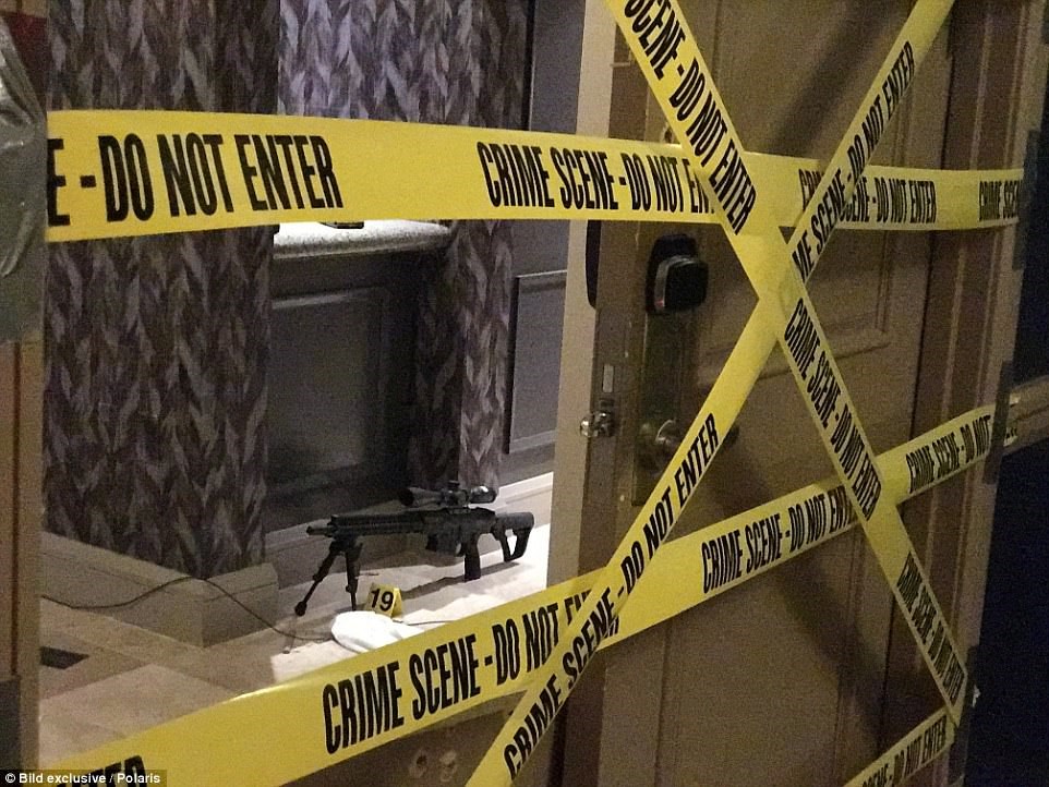 Кровавая стрельба в Лас Вегасе: в Сети появились сделанные после того, как убийца покончил с собой, эксклюзивные кадры из гостиничного номера Стивена Пэддока
