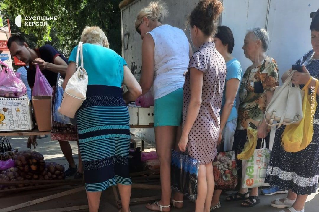 В Херсоне дефицит продуктов - оккупанты не пускают в город гуманитарку