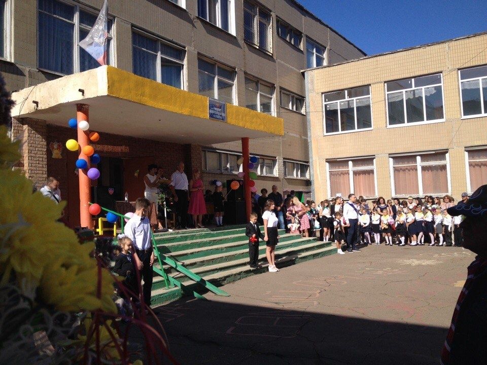 В Донецке 1 сентября в школе включили Гимн России: на видео реакция школьников и учителей