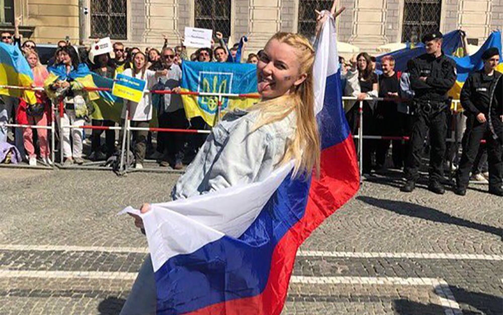 Бежавшая из РФ в Германию россиянка нападает на украинок – в Сети вычислили данные провокаторши