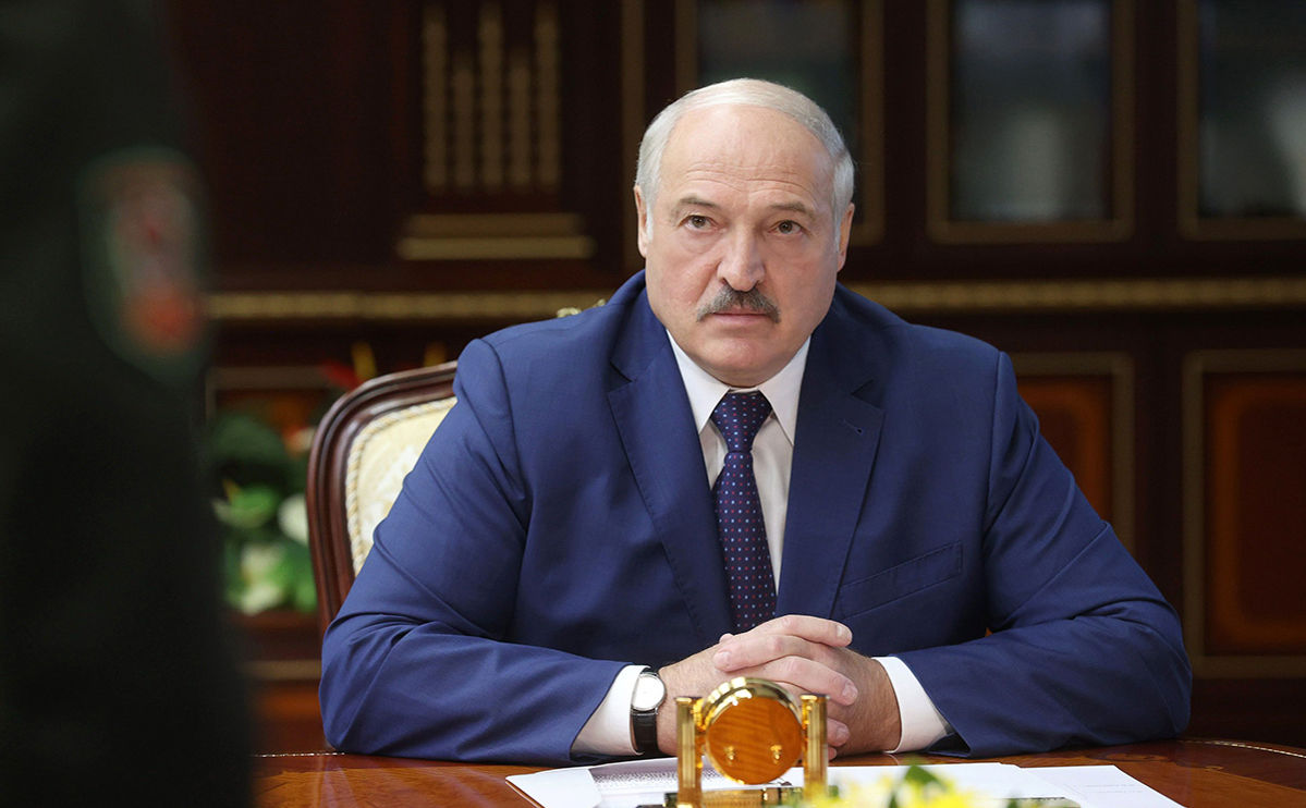 Лукашенко предупредил о полетах над Беларусью:  "Мы посадим здесь любой самолет"