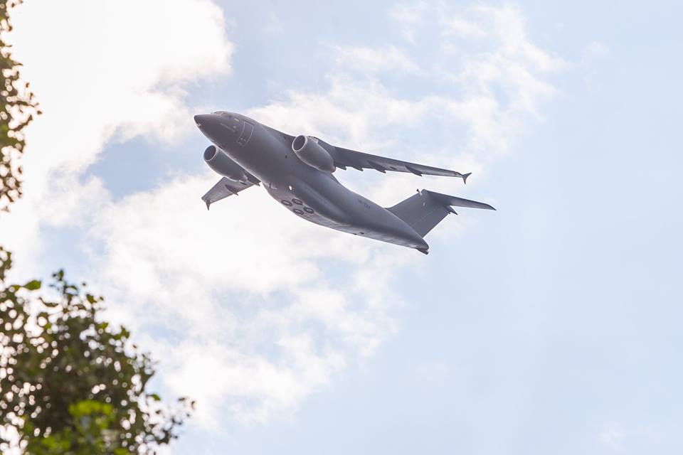 Летит "зверь": Сеть под впечатлением от Ан-178  в небе над Киевом - кадры 