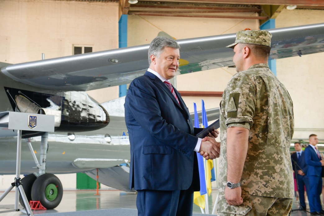 Порошенко передал военным самолет "Ан-26": опубликованы фото нового самолета для ВСУ