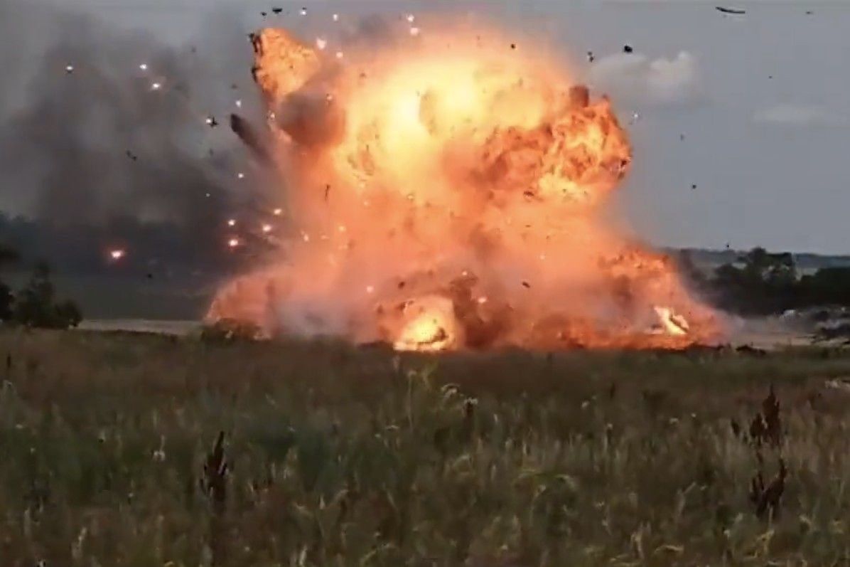 Оккупанты РФ сняли на видео мощную детонацию своего БМП - еле успели унести ноги