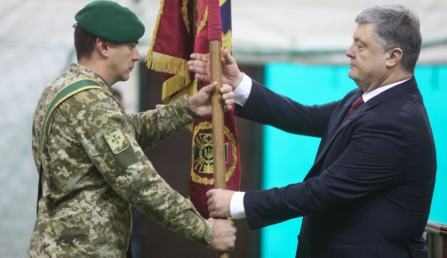 "Ваше дело неоценимо!" - появились впечатляющие кадры визита Порошенко на базу 10-го мобильного отряда Госпогранслужбы Украины