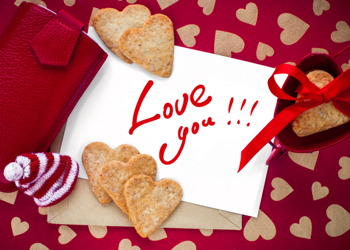 Чем порадовать любовниц, жен  на 14 февраля: идеи для подарков и приметы праздника
