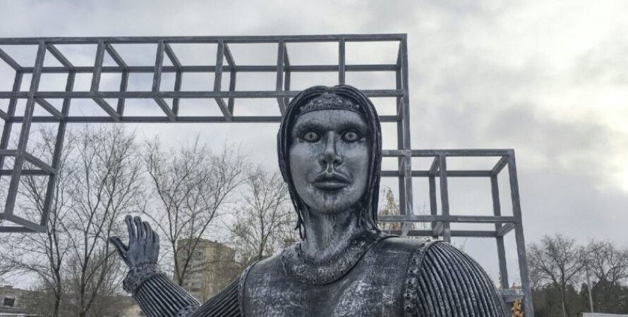 "Аленка апокалипсиса": в российском городе открыли странный памятник его легендарной основательнице