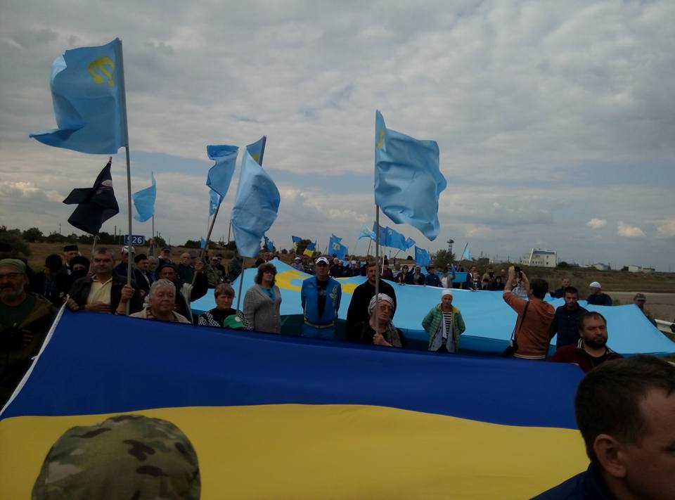 Никакой торговли с оккупантами: татары провели акцию в честь годовщины гражданской изоляции аннексированного Россией Крыма (кадры)