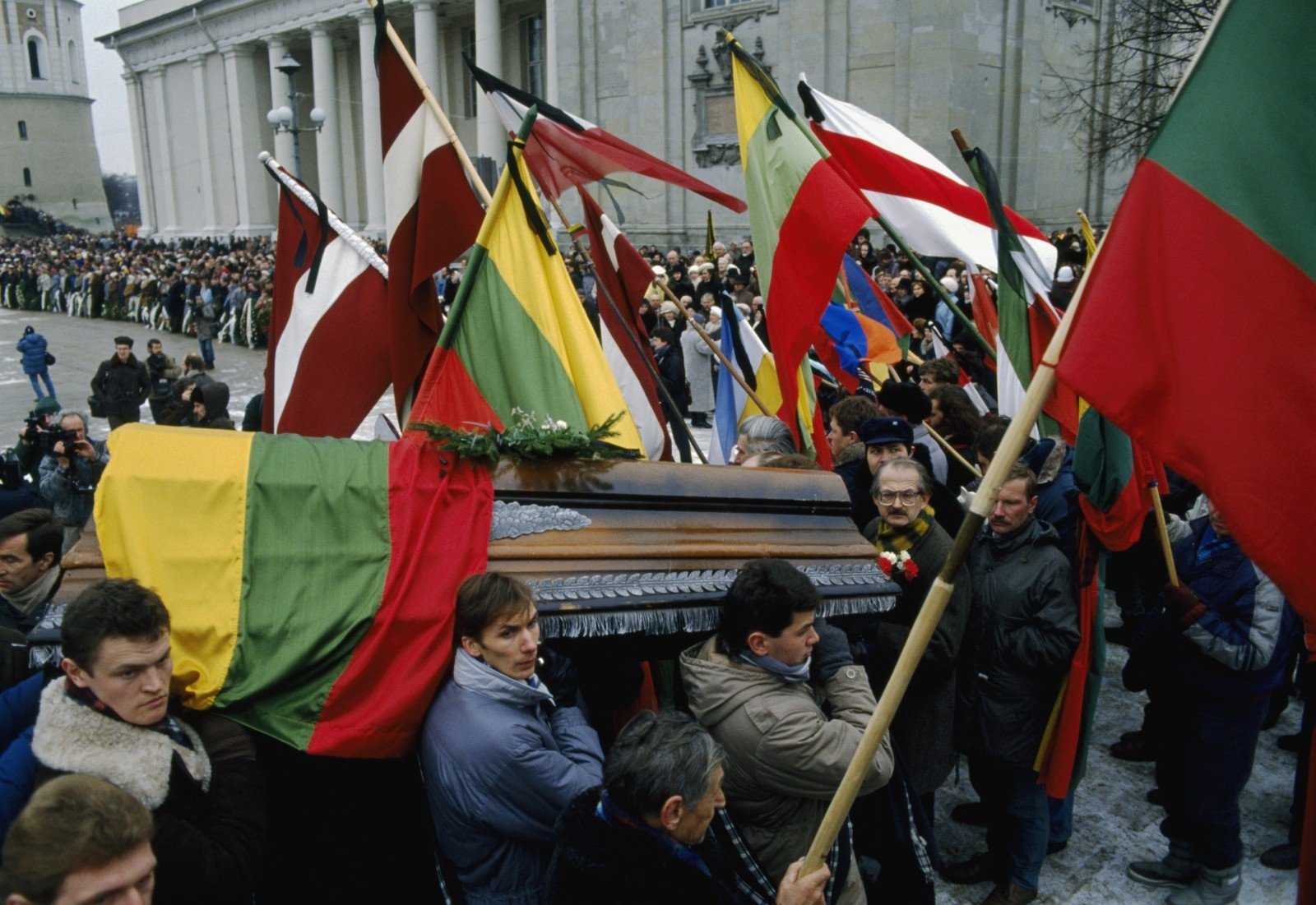 Литва оплакивает своих героев: Москва бросила спецназ на подавление мирного протеста, погибло 15 человек,  900 ранены