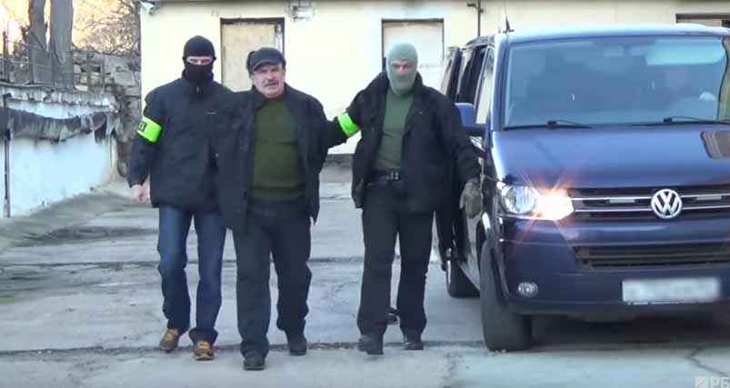 В наручниках и с улыбкой: ФСБ показала украинского "шпиона" Пархоменко