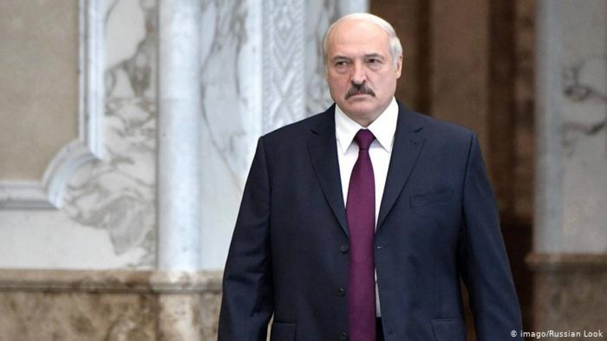 Лукашенко зарядил автомат Калашникова и вышел к ОМОНу на улицу в Минске: опубликовано видео