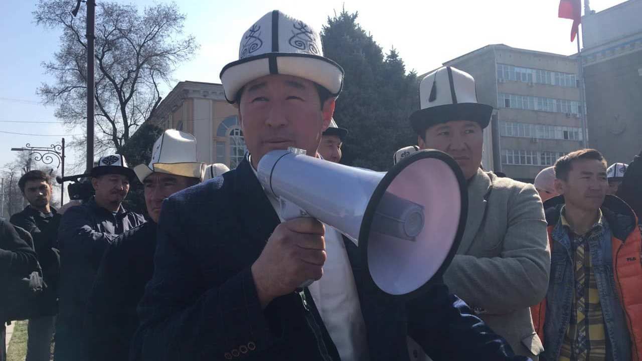 ​Жители Бишкека протестовали против отправки солдат в Казахстан: опубликованы кадры