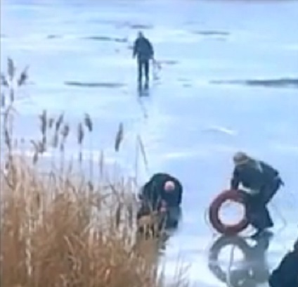 Как спасатели МЧС доставали из воды рыбаков, провалившихся под лед на реке Кальмиус в центре Донецка