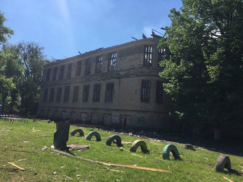 До прихода "освободителей" и после: опубликовано знаковое фото из разрушенной боевиками Красногоровки