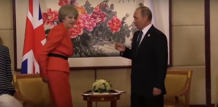 В Сети появился ролик, как Путин на G20, "унижаясь", бегает за Мэй, чтобы пожать ей руку (кадры)