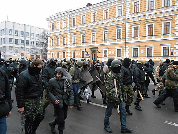 В Киеве около сотни человек с железными цепями перекрыли Крещатик, протестуя против "антиукраинской" политики Порошенко