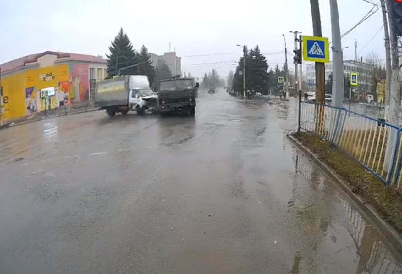 "Гляньте, как они ездят", - "КамАЗ" российских военных в лоб снес авто в Антраците, видео ДТП