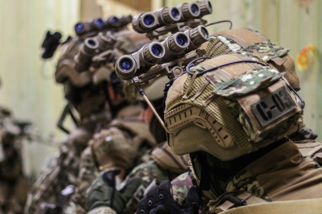 ​Дрон-камикадзе устроил "фейерверк" на позиции РФ под Бахмутом: кадры боевой операции ССО