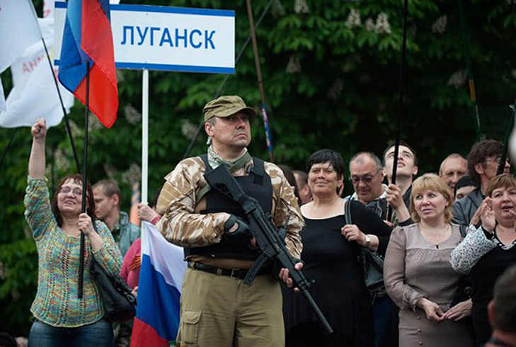 На торжествах боевиков "ЛНР" заметили "украинский флаг" - пропагандисты в "истерике" удаляют фото из Интернета