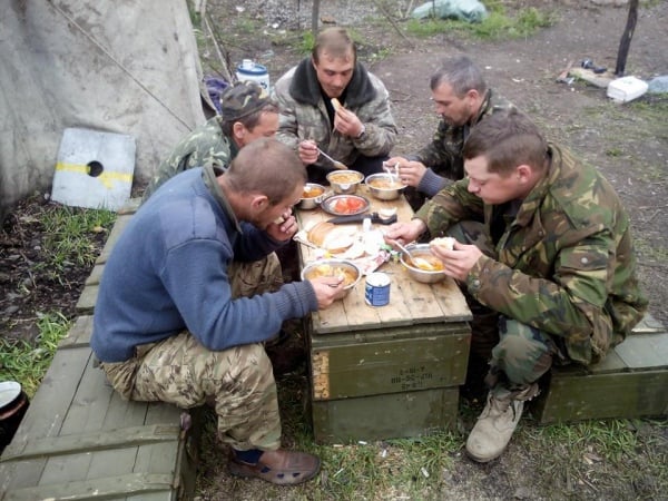 ​Купи 10 банок и собери собаку: соцсети в шоке от того, что в сухпайке бойца ВСУ обнаружены зубы