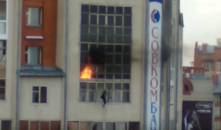 Прыгнул с 7-го этажа ради спасения: в Томске очевидцы пожара поймали на баннерный щит 9-летнего ребенка (кадры)