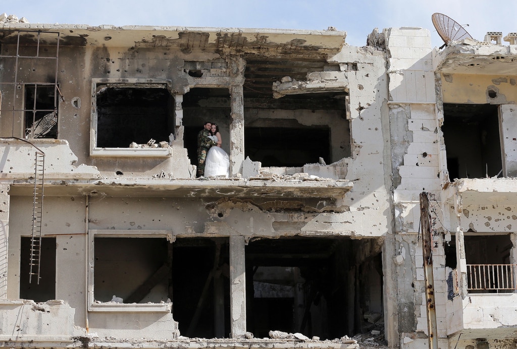 Фотосессия на руинах: молодожены из Сирии снялись на обломках уничтоженного авиацией РФ Хомса