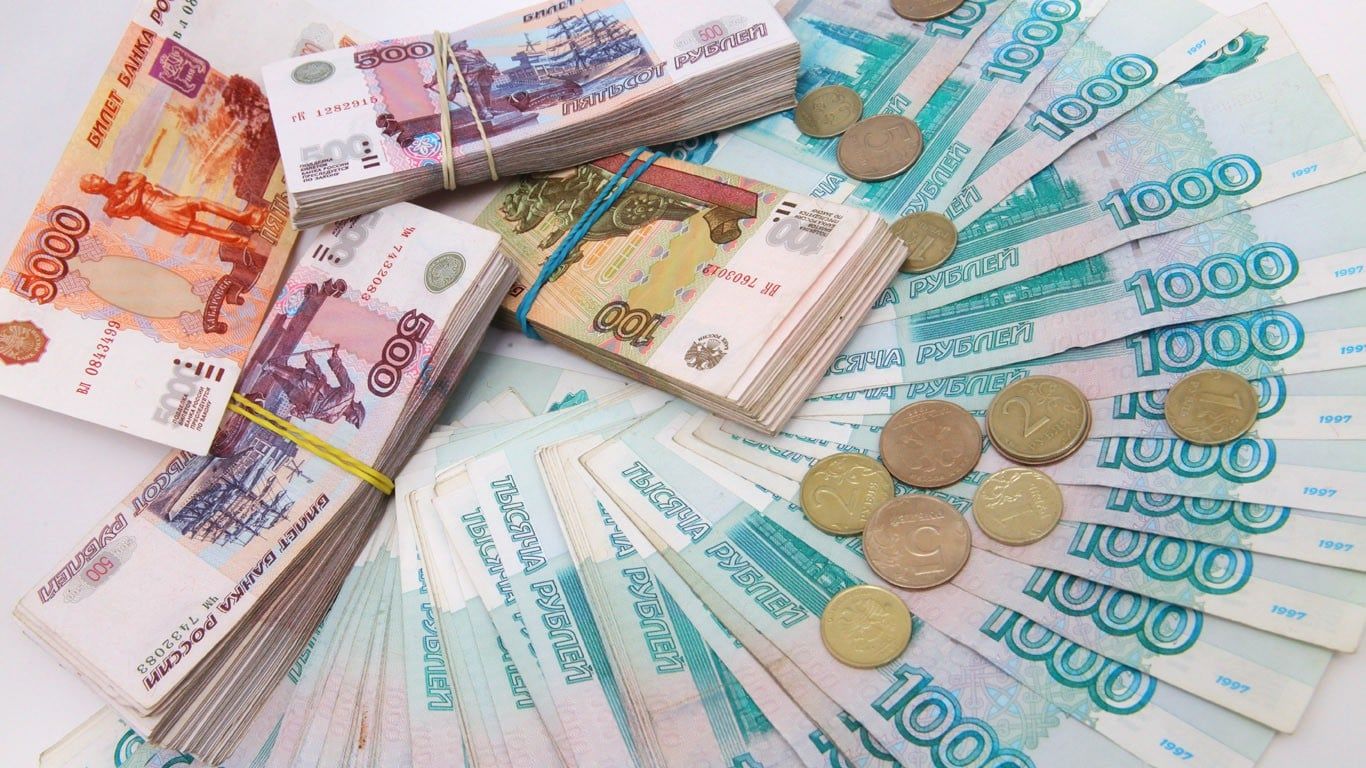 ​Рубль обвалился до исторического минимума, а евро и доллар дорожают на 30%