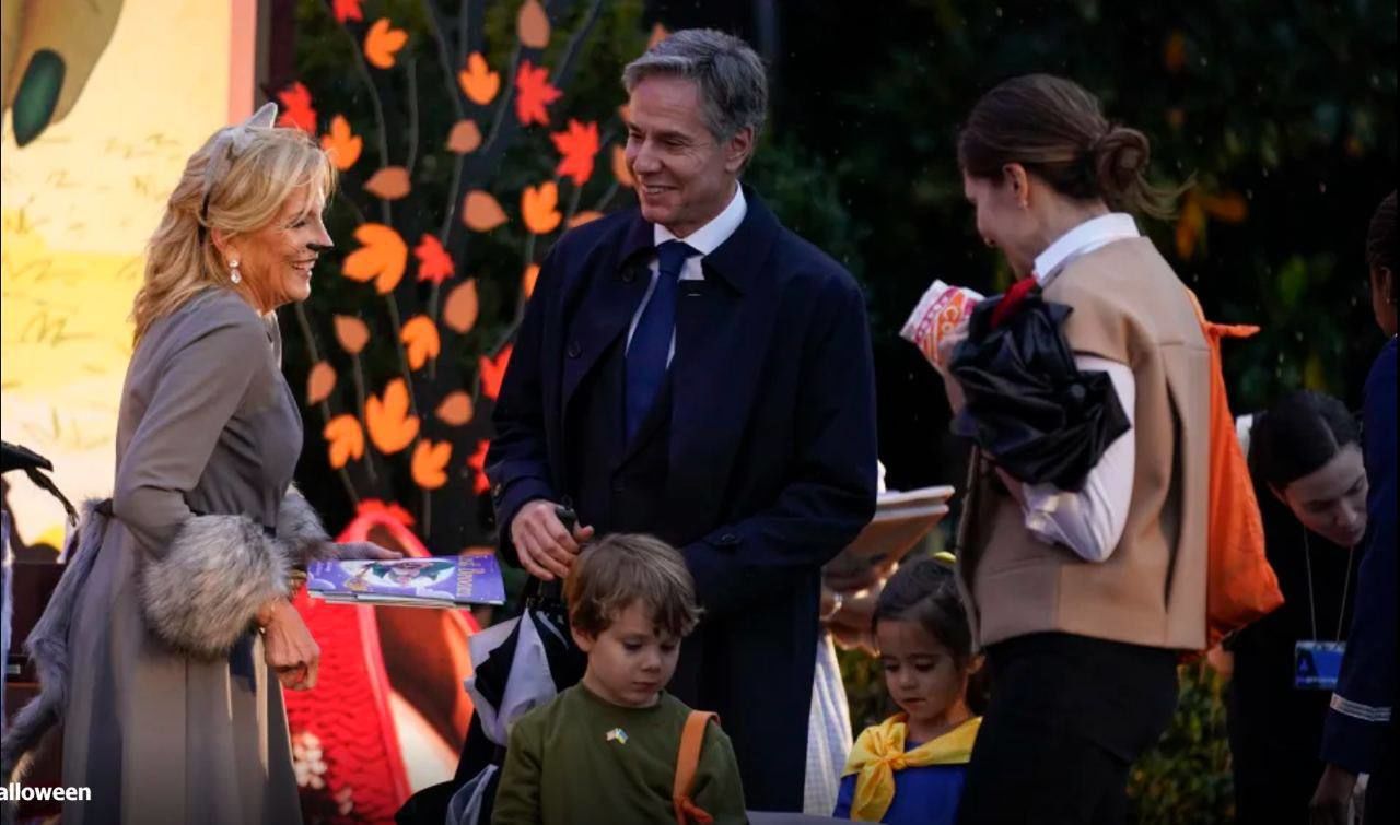 На свято Хелловіна у Білому домі Блінкен одягнув дітей в українському стилі: у Мережі з'явилося відео 