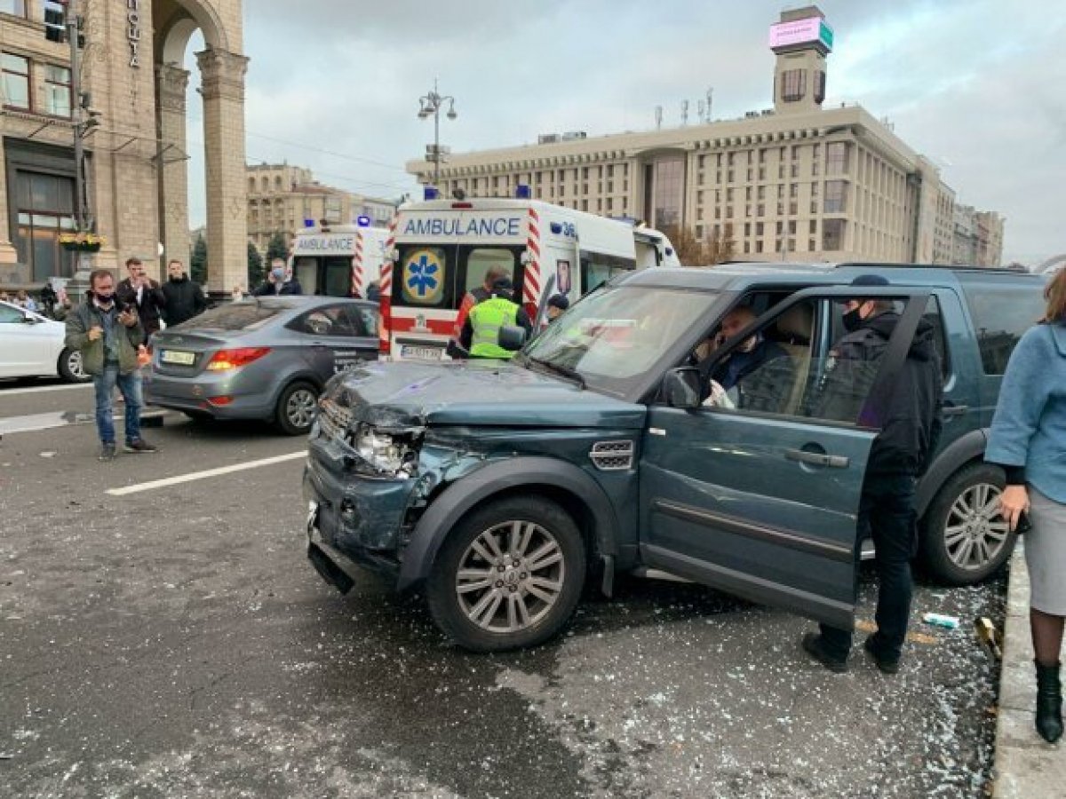 Подробности смертельного ДТП на Майдане, в котором погибли люди: кадры, как иномарка летит в пешеходов