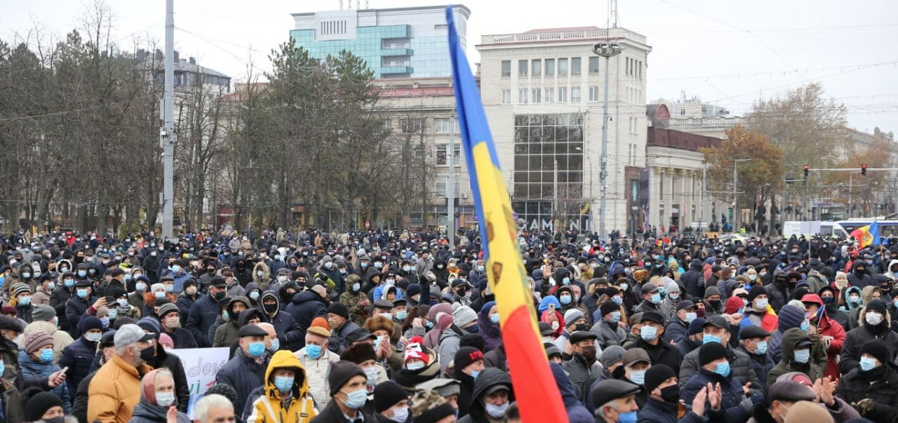 В Молдове сторонники Санду вышли на протест против Додона: центр Кишинева перекрыт 