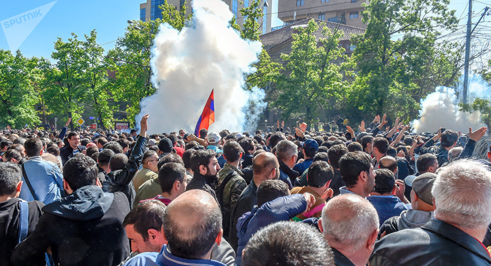 Полиция грубо атаковала людей в Ереване светошумовыми гранатами: очевидцы сообщают о первых жертвах среди митингующих - кадры