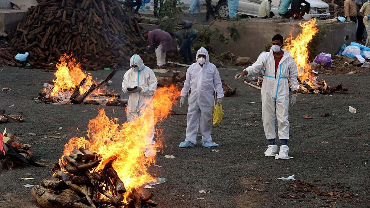 В Индии мировой антирекорд: 350 000 заболевших коронавирусом за сутки, погибших сжигают на улицах городов
