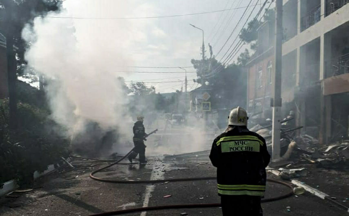 В гостинице Геленджика прогремел мощный взрыв: начался пожар, горят машины, первый этаж разрушен