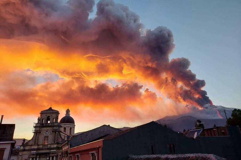 ​Этна снова проснулась: кадры мощного извержения вулкана на Сицилии облетели Сеть