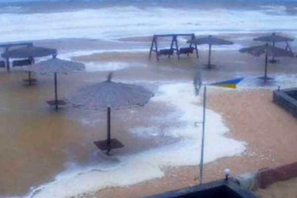 Шторм обрушился на Кирилловку: кадры, как огромные волны "смывают" с лица земли пляжи популярного курорта