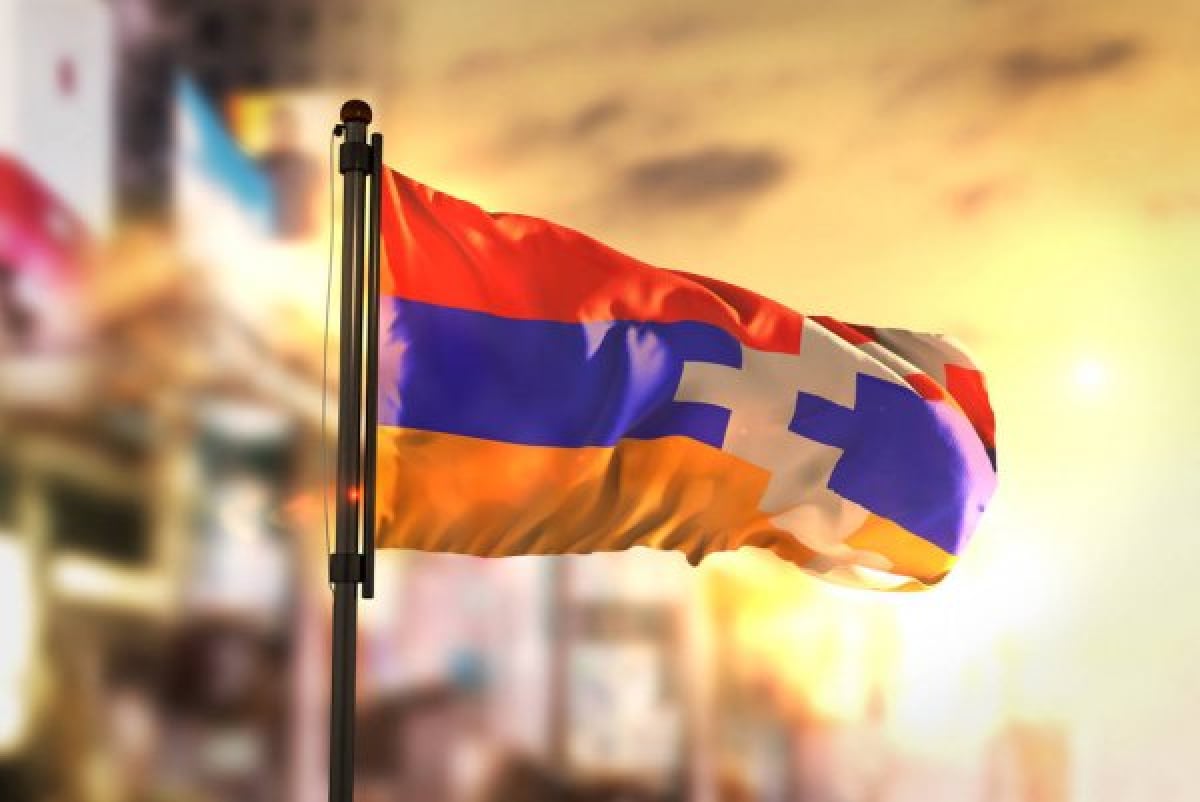 В США сторонник Армении вышел  с флагом "НКР": видео, что было дальше