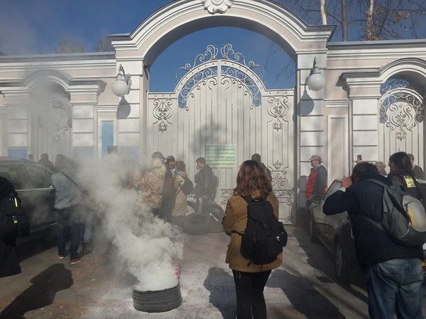 Главное за день 10 октября: протест под администрацией Порошенко, три линии обороны Донбасса, светящийся ангел на Марсе
