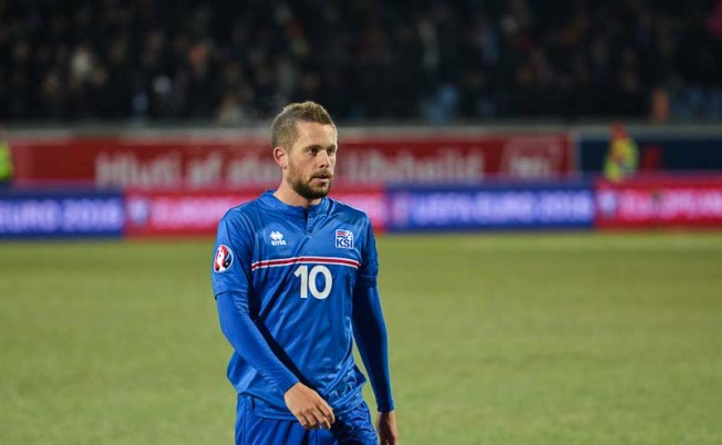 Победу сборной Исландии в матче против Украины принес невероятный дубль Сигурдссона: кадры голов и обзор самых интересных моментов игры