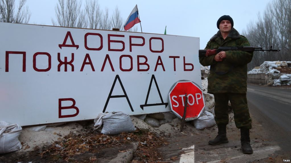 Жители Донецка и Луганска о хамстве на блокпостах боевиков: "С нас ржут и снимают на телефон. Отбирают даже кофе. Заставляют раздеваться"